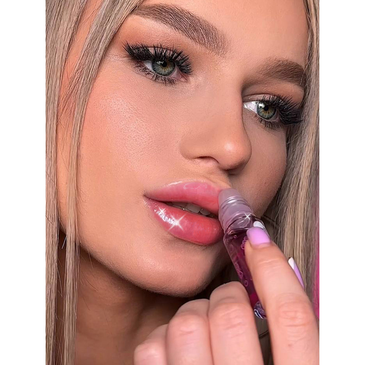 ChatGPT:
Nahaufnahme eines Models, das 7DAYS b.colour Softening Lip Oil mit Roll-On-Applikator auf die glänzenden Lippen aufträgt.