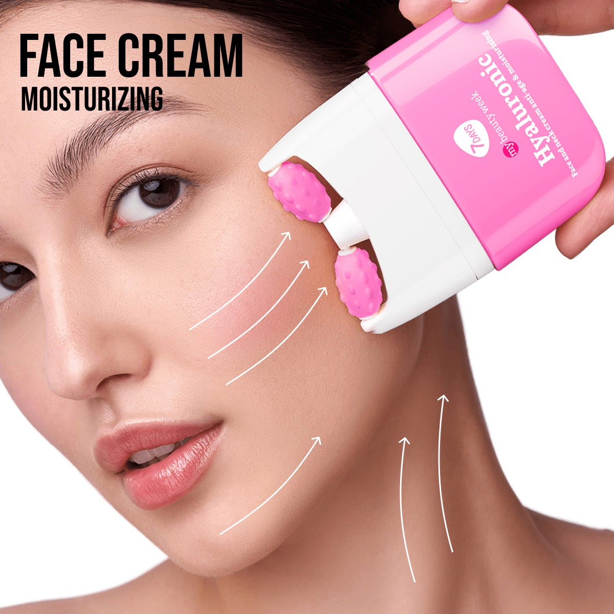 Frau trägt die 7DAYS my beauty week Hyaluronic Face Cream mit integriertem rosa 3D-Massageroller auf die Wangenpartie auf – feuchtigkeitsspendende Pflege für strahlende Haut.
