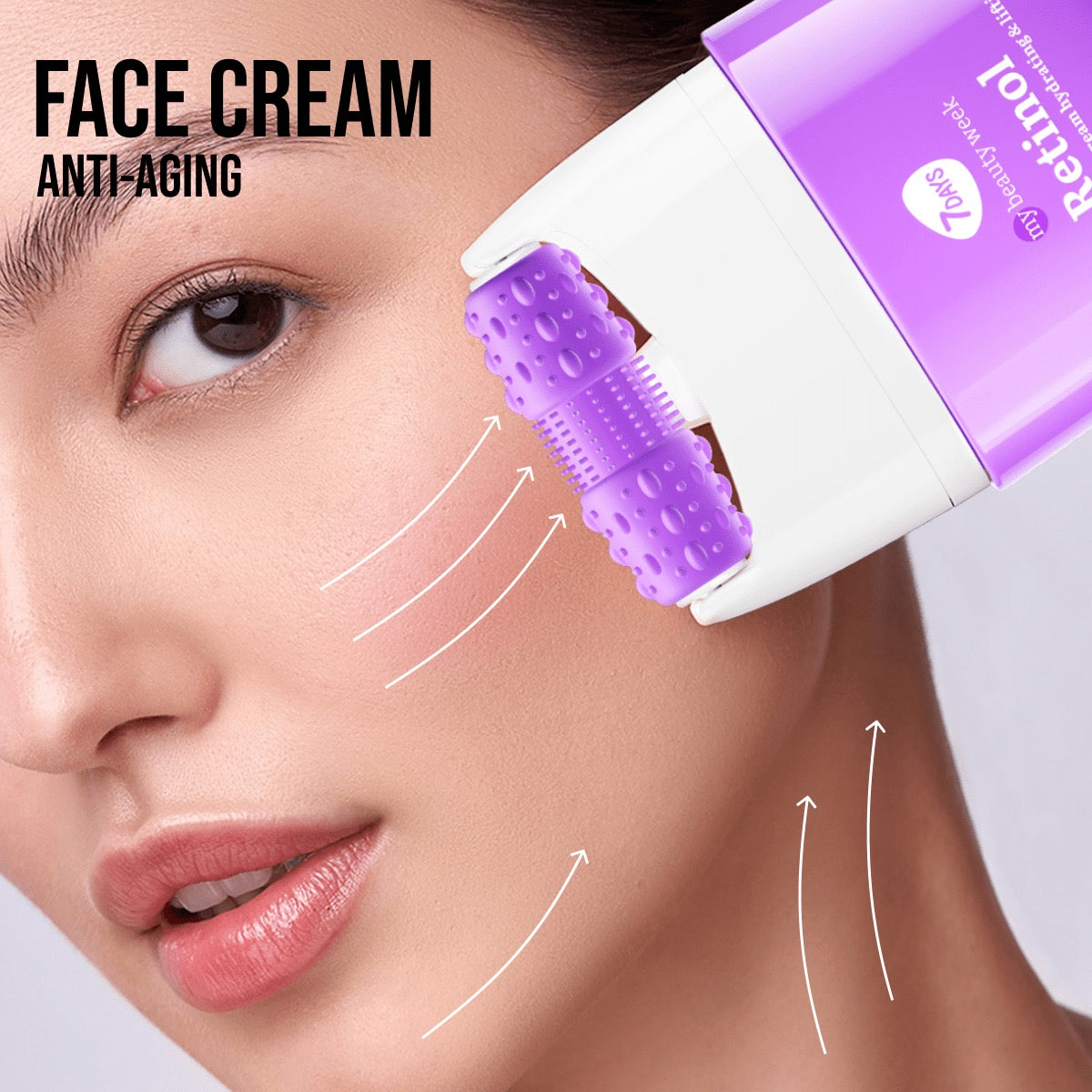 Frau trägt mit einem lilafarbenen Massage-Applikator die 7DAYS my beauty week Retinol Face Cream auf die Wange auf, weiße Pfeile symbolisieren den straffenden Anti-Aging-Effekt der Pflege.