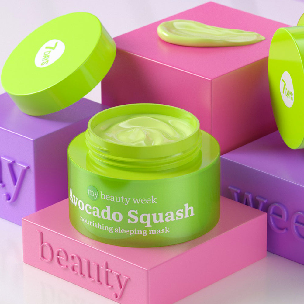 Geöffnete grüne Creme-Dose der 7DAYS My Beauty Week Avocado Squash Sleeping Mask, auf pinken und lilafarbenen Blöcken dekorativ in Szene gesetzt, mit sichtbarer cremiger Textur.