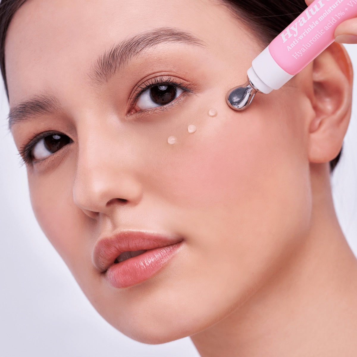 Frau trägt den 7DAYS my beauty week Hyaluronic Eye Concentrate mit kühlendem Metallapplikator unter dem Auge auf – feuchtigkeitsspendende Anti-Falten-Pflege für eine glatte und frische Augenpartie.