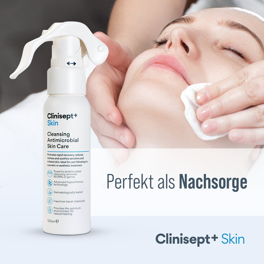 Clinisept+ Skin 100 ml Sprühflasche neben Behandlungsszene – Frau erhält sanfte Gesichtspflege mit Wattepad, beworben als perfekte Nachsorge