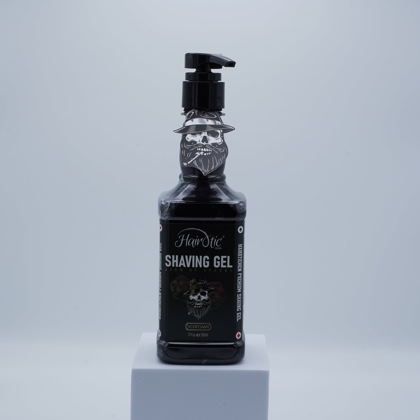 Hairotic Shaving Gel Jack of Spades in schwarzer Flasche mit Pumpspender und Totenkopf-Design auf grauem Podest.