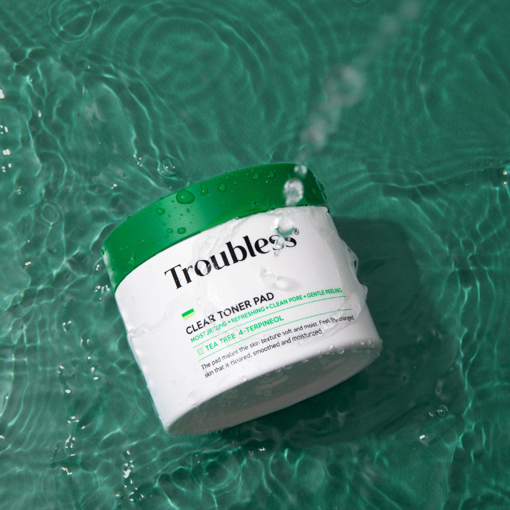 Troubless Clear Toner Pad – weiße Dose mit grünem Deckel liegt im Wasser, erfrischender Effekt