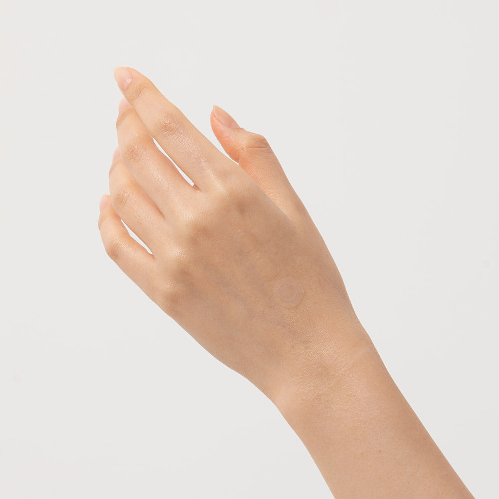 Troubless Invisible Spot Patch Classic – unsichtbares Pflaster kaum erkennbar auf der Haut der Hand