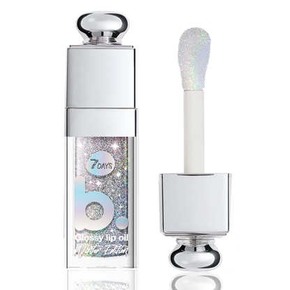 7DAYS b.colour Glossy Lip Oil Winter Edition Holo-Baby – Produktfoto mit geöffnetem Applikator, transparent-schimmernde Textur sichtbar