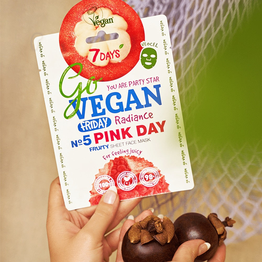 g der 7DAYS Go Vegan Friday Pink Day Fruity Sheet Face Mask mit Mangostan-Motiv, veganem Label und Händen, die exotische Früchte halten.
