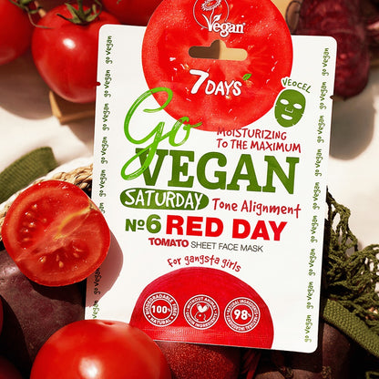 ackung der 7DAYS Go Vegan Saturday Red Day Tomato Sheet Face Mask mit Tomatenmotiv, veganem Label und umgeben von frischen Tomaten.
