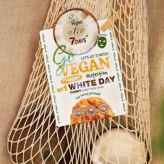 7DAYS Go Vegan Monday White Day Yummy Sheet Face Mask mit Kokosnussmotiv, präsentiert in einem naturfarbenen Netzbeutel mit Kokosnüssen – veganes Label und Produktdetails deutlich sichtbar.