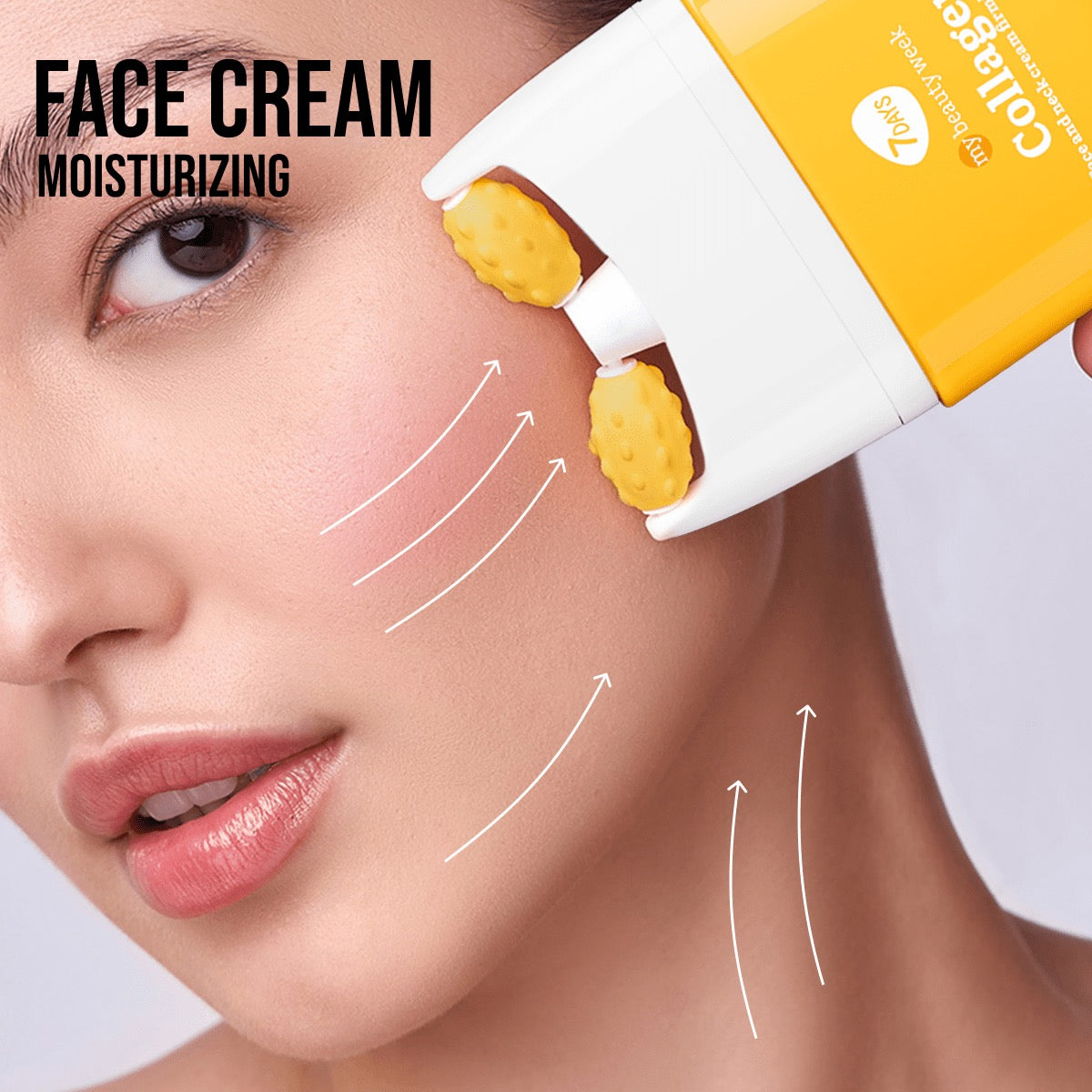 Frau massiert ihre Wangen mit der 7DAYS my beauty week Collagen Face Cream, ausgestattet mit gelbem 3D-Massageroller – feuchtigkeitsspendende Pflege für straffe und glatte Haut.