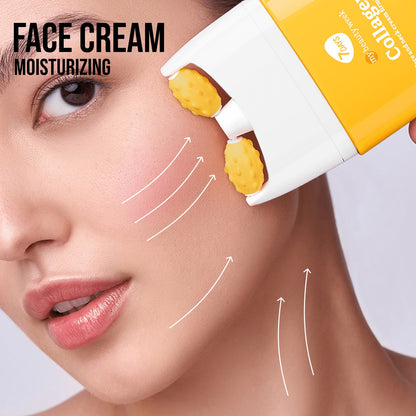 Frau massiert ihre Wangen mit der 7DAYS my beauty week Collagen Face Cream, ausgestattet mit gelbem 3D-Massageroller – feuchtigkeitsspendende Pflege für straffe und glatte Haut.