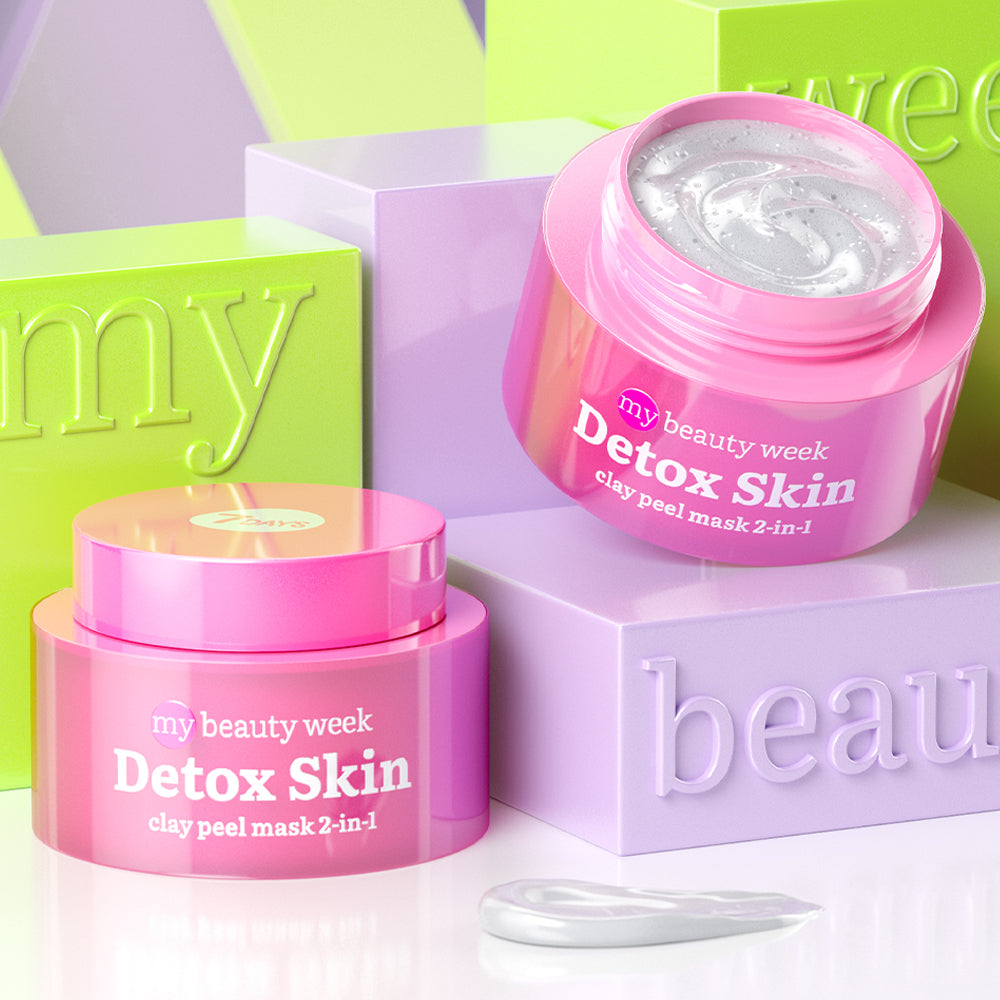 Offene und geschlossene Creme-Dose der 7DAYS my beauty week Detox Skin Clay Peel Mask 2-in-1, dekorativ auf grünen und lilafarbenen Blöcken platziert, mit grauer cremiger Textur im Vordergrund.