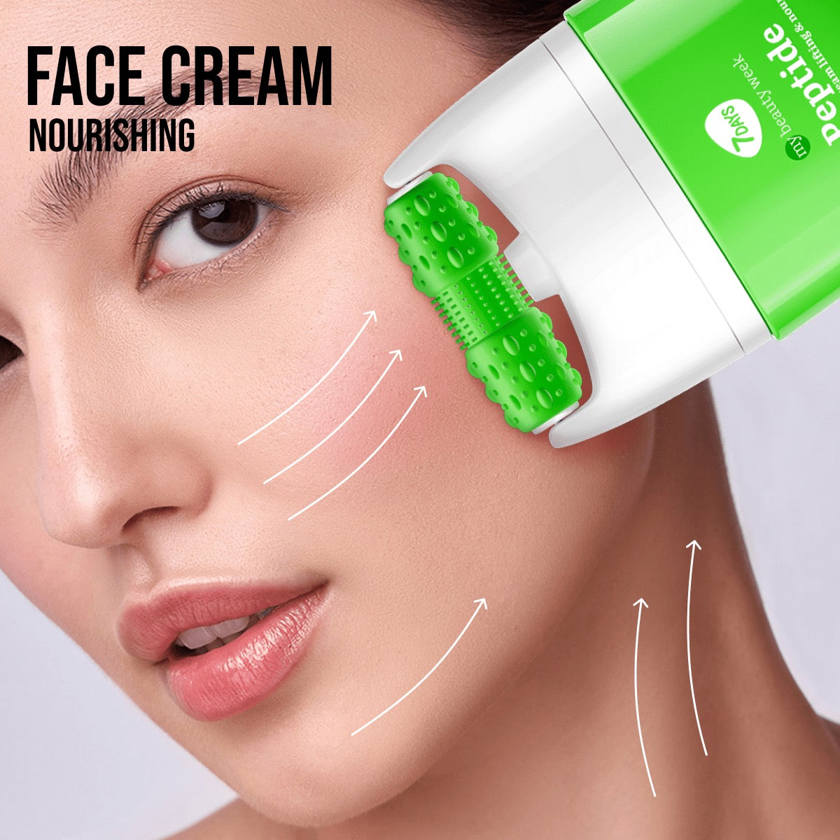 Frau trägt mit einem grünen Massage-Applikator die 7DAYS my beauty week Peptide Face Cream auf die Wange auf, sichtbare Pfeile illustrieren den straffenden Lifting-Effekt der Pflegecreme.