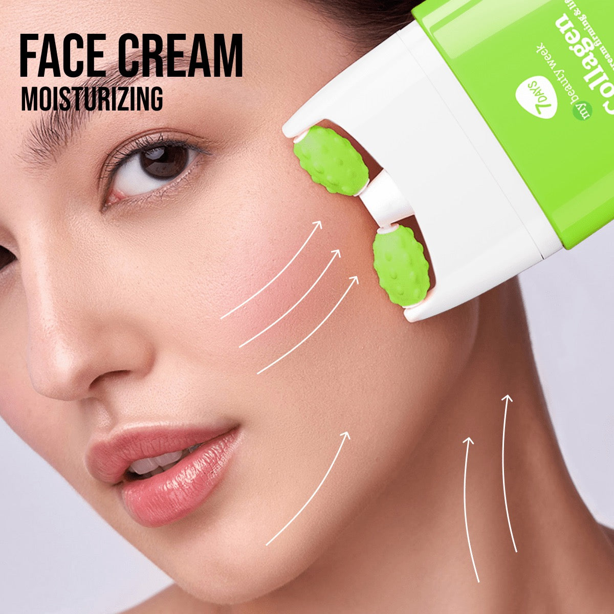 Frau trägt mit einem grünen Massage-Applikator die 7DAYS my beauty week Collagen Face Cream auf die Wange auf, weiße Pfeile verdeutlichen den feuchtigkeitsspendenden und straffenden Effekt der Pflege.