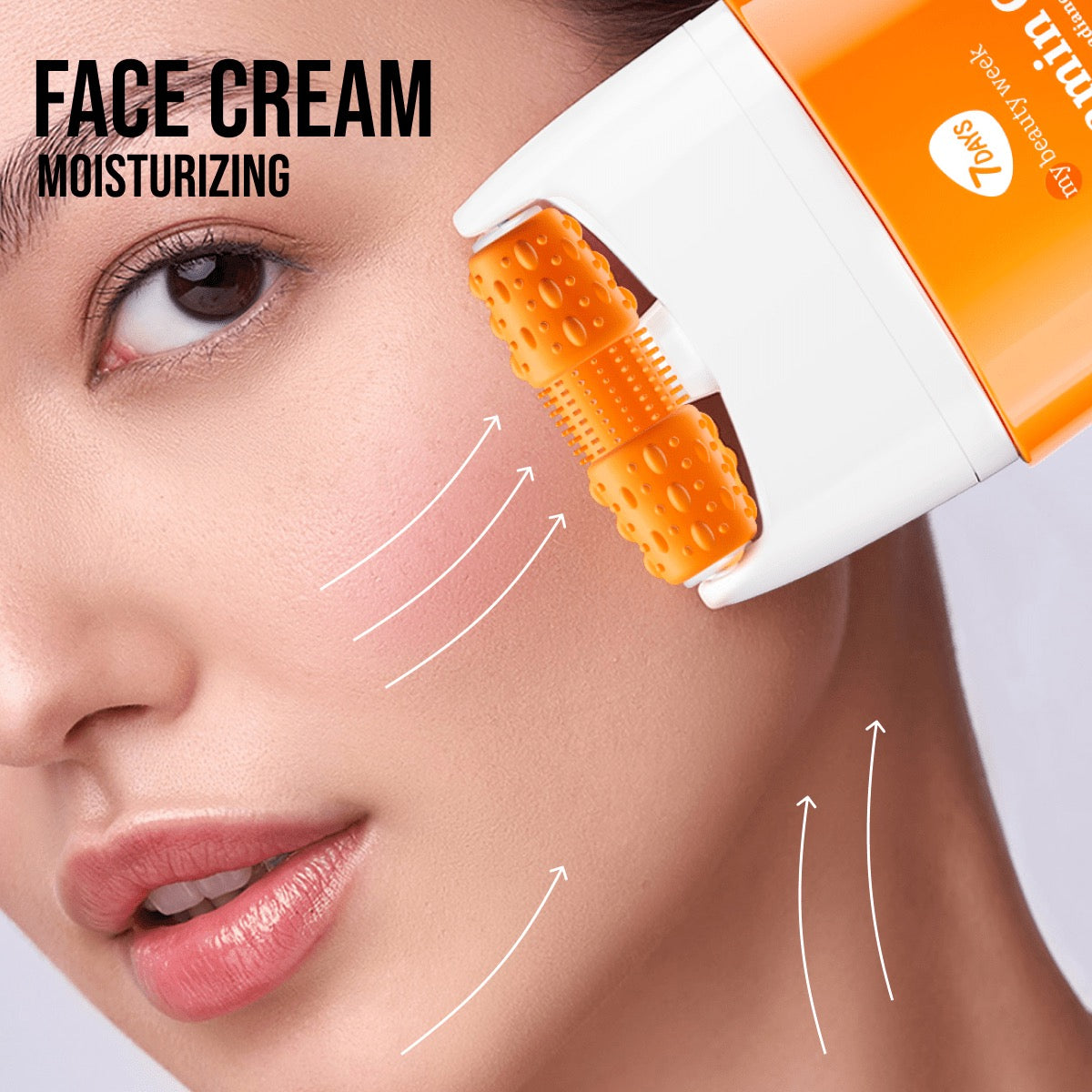 Frau massiert ihr Gesicht mit der 7DAYS my beauty week Vitamin C Face Cream im orangefarbenen Massage-Applikator, weiße Pfeile visualisieren die feuchtigkeitsspendende und straffende Wirkung.