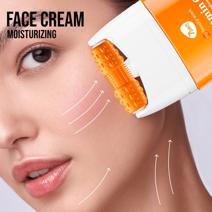 Frau massiert ihr Gesicht mit der 7DAYS my beauty week Vitamin C Face Cream im orangefarbenen Massage-Applikator, weiße Pfeile visualisieren die feuchtigkeitsspendende und straffende Wirkung.