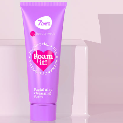 Lila Tube 7DAYS my beauty week Foam it! Facial Airy Cleansing Foam mit Himbeer-, Brombeer- und Cranberry-Extrakt, sanfter Reinigungsschaum für frische Haut.