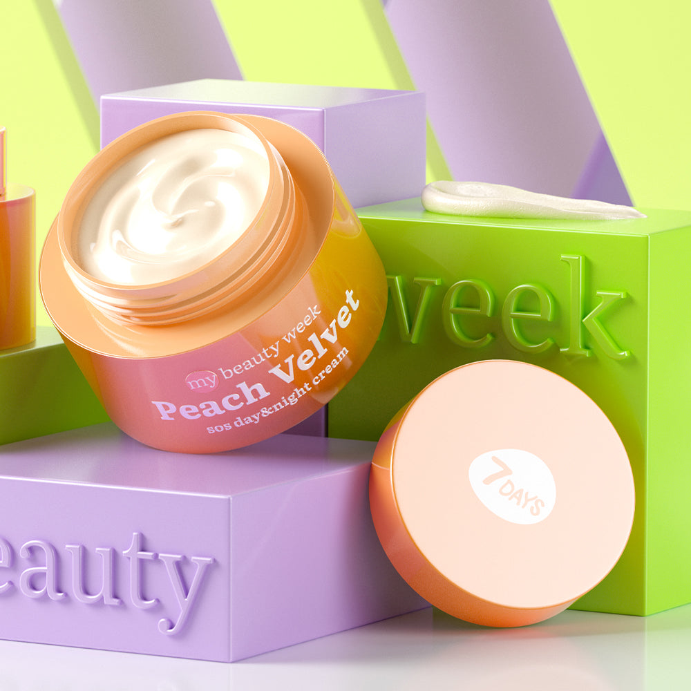 Creme-Dose der 7DAYS My Beauty Week Peach Velvet SOS Day & Night Cream auf dekorativen Blöcken in Grün und Lila, daneben der passende Deckel mit 7DAYS Logo.