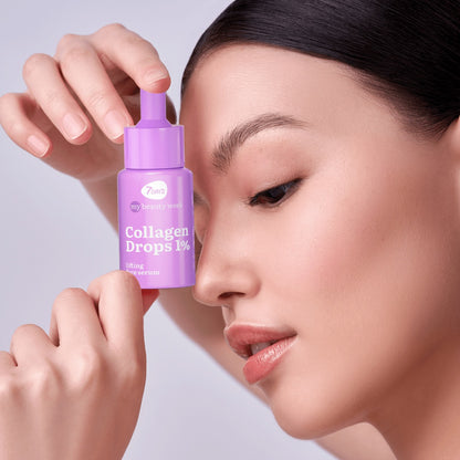 rau mit glatter Haut hält ein lilafarbenes Fläschchen 7DAYS my beauty week Collagen Drops 1% Lifting Face Serum an ihr Gesicht.