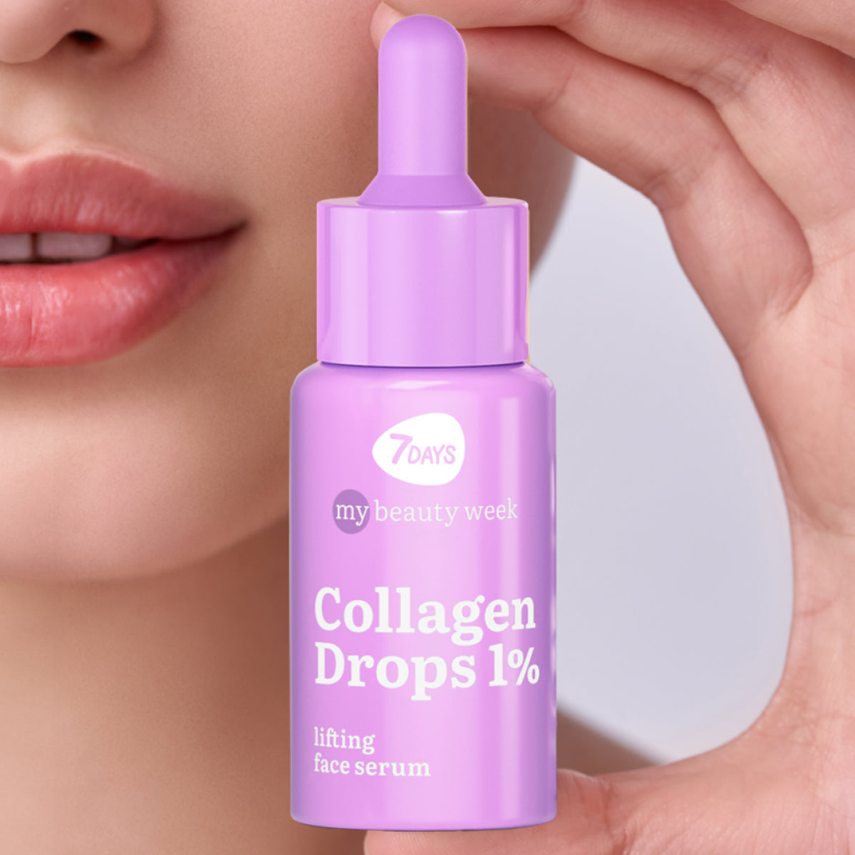Lila Pipettenflasche 7DAYS my beauty week Collagen Drops 1% lifting face serum, gehalten von einer Hand vor Lippen und Gesichtshintergrund.
