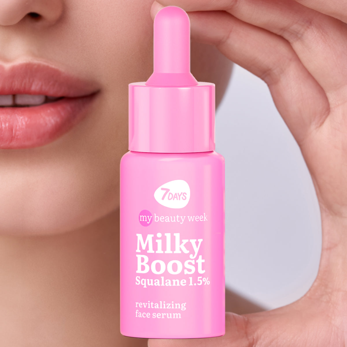 Nahaufnahme einer Hand, die eine pinke Pipettenflasche 7DAYS my beauty week Milky Boost Squalane 1,5% Revitalizing Face Serum vor einem Gesicht hält.