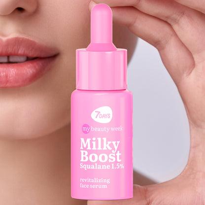 Nahaufnahme einer Hand, die eine pinke Pipettenflasche 7DAYS my beauty week Milky Boost Squalane 1,5% Revitalizing Face Serum vor einem Gesicht hält.