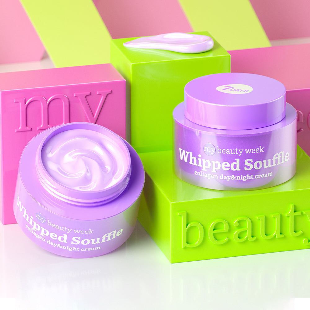 7DAYS my beauty week Whipped Souffle Collagen Day & Night Cream in lila Tiegeln mit aufgeschraubtem Deckel, präsentiert auf pink-grünen Blöcken mit eingeprägtem Schriftzug.