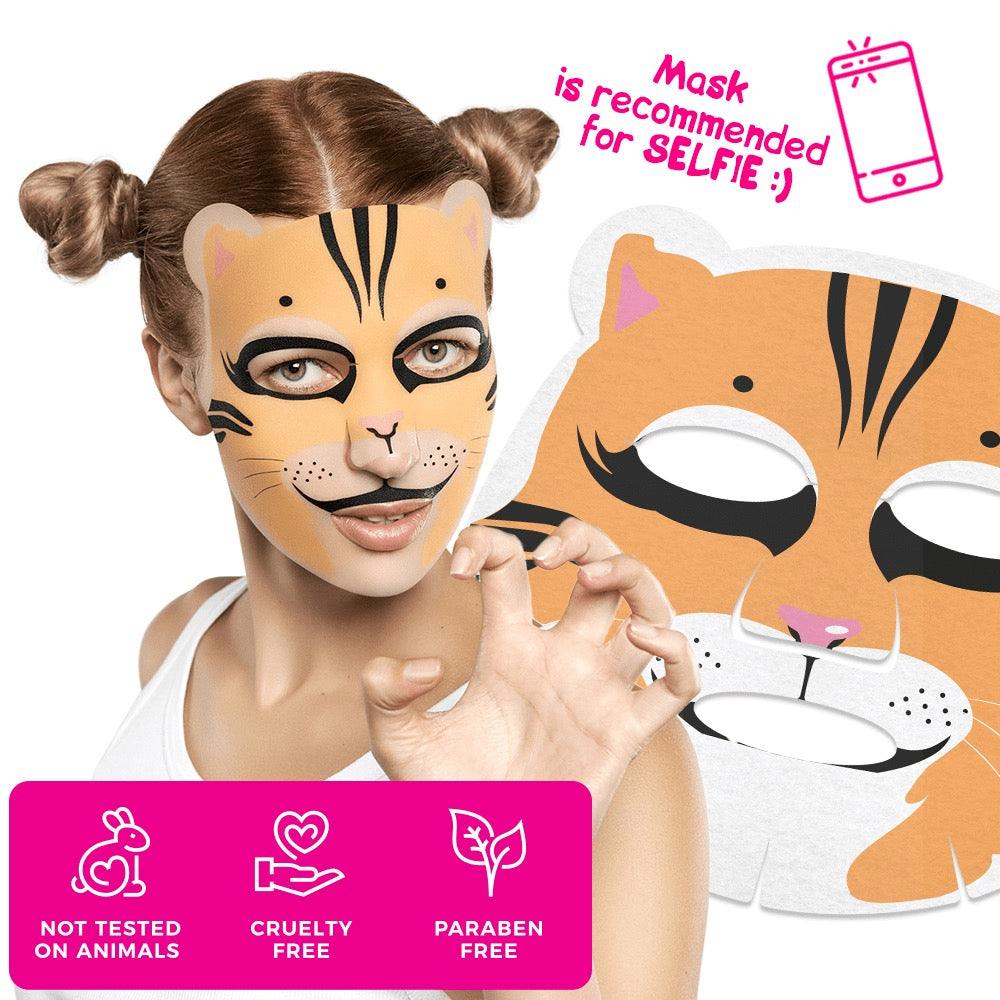 Frau trägt eine orangefarbene Tiger-Gesichtsmaske mit schwarzen Streifen und rosa Details, posiert mit einer Tatzen-Geste; daneben die abgelegte Maske, unten Symbole für „Not tested on animals“, „Cruelty free“ und „Paraben free“