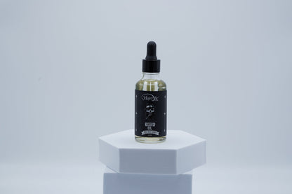 Glasflasche Hairotic Beard Oil mit schwarzem Etikett und Pipettenverschluss, präsentiert auf weißem Podest vor neutralem Hintergrund.