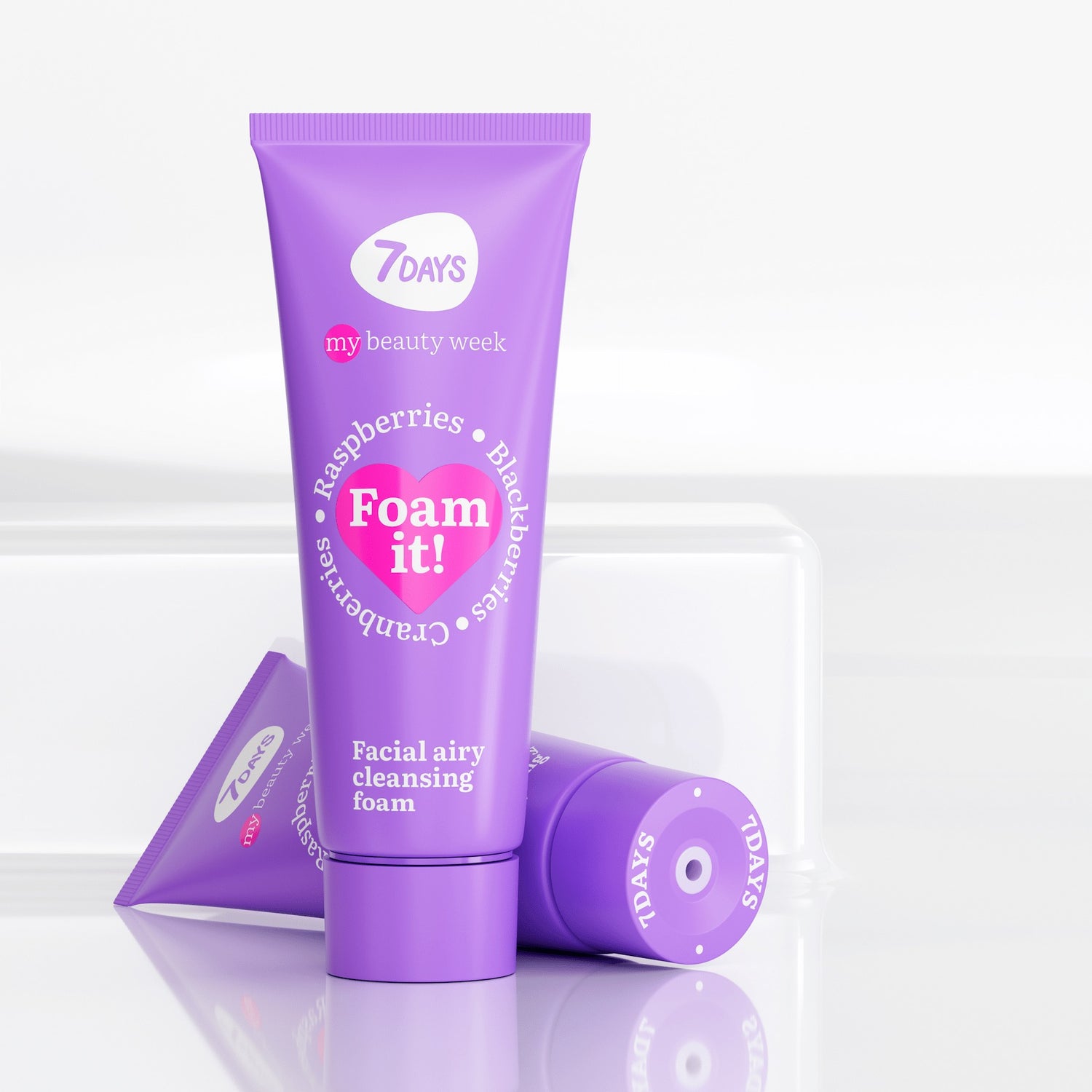 7DAYS my beauty week Foam it! Facial Airy Cleansing Foam in lila Tube, stehend mit einer zweiten Tube im Hintergrund