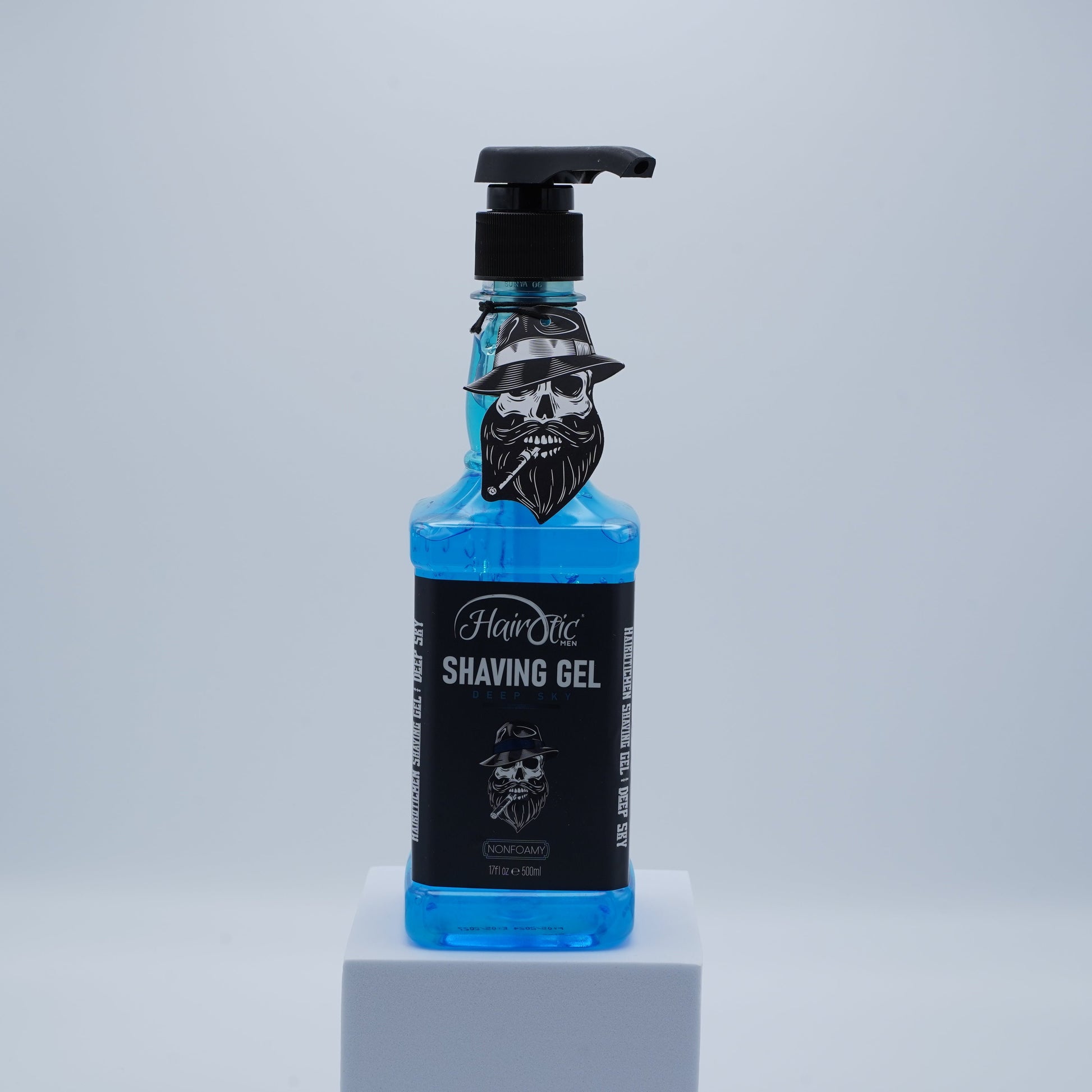 Hairotic Shaving Gel Deep Sky in blauer Flasche mit Pumpspender und Totenkopf-Design auf grauem Podest.
