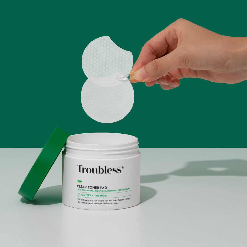 Troubless Clear Toner Pad – Hand entnimmt rundes Baumwollpad aus der geöffneten Dose