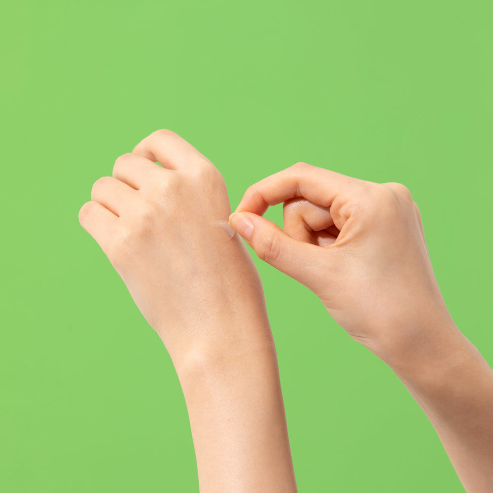 Troubless Invisible Spot Patch – Auftragen des unsichtbaren Patches auf die Handhaut