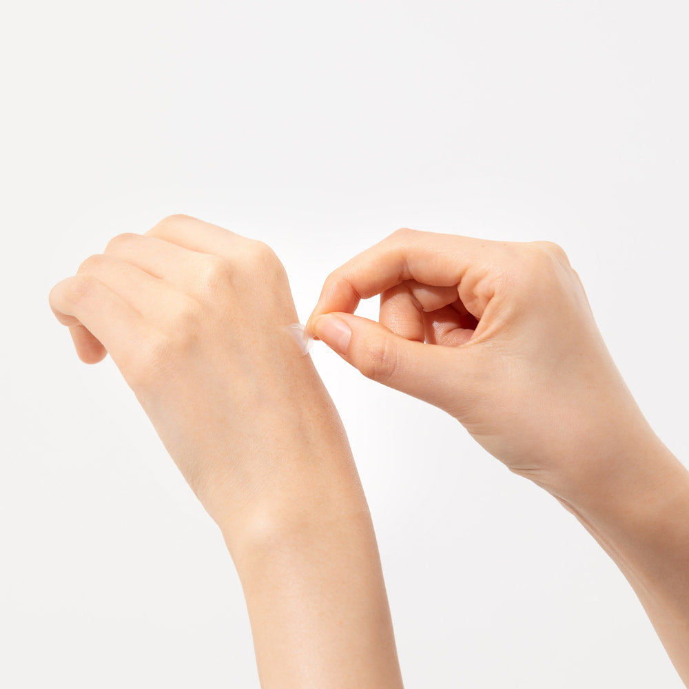 Troubless Invisible Spot Patch Classic – dünnes, durchsichtiges Pickelpatch wird auf die Haut der Hand geklebt