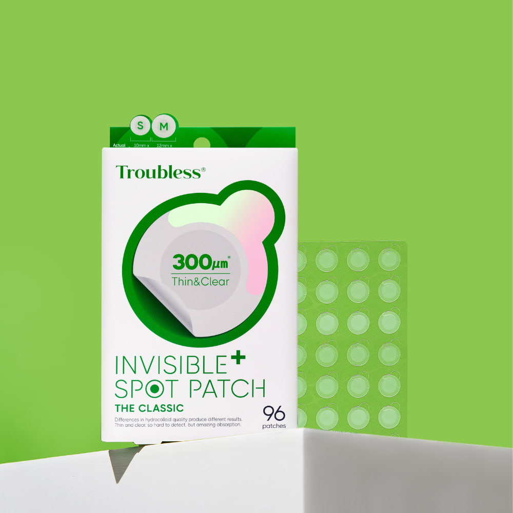 Troubless Invisible Spot Patch Classic – Produktverpackung mit durchsichtiger Trägerfolie voller Hydrocolloid-Pflaster
