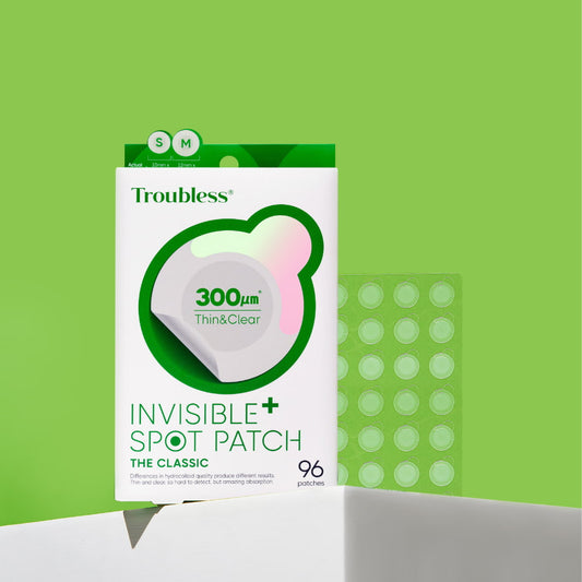 Troubless Invisible Spot Patch Classic – Produktverpackung mit durchsichtiger Trägerfolie voller Hydrocolloid-Pflaster

