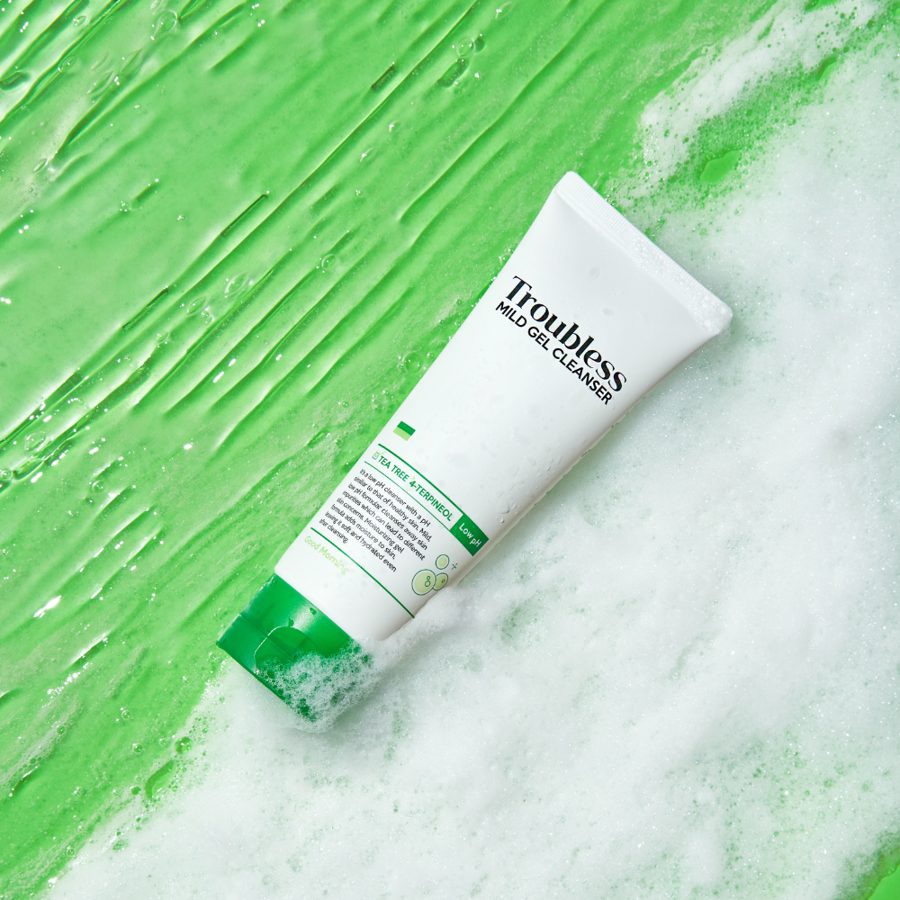 Troubless Mild Gel Cleanser – Tube mit Reinigungsgel im Schaum auf grün strukturiertem Hintergrund