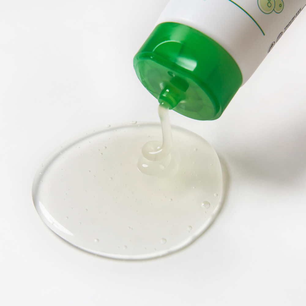 Troubless Mild Gel Cleanser – durchsichtiges Gel wird aus der Tube auf weißen Untergrund gedrückt