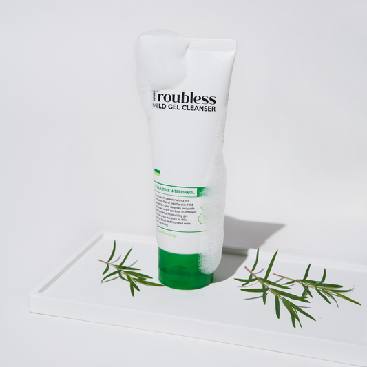 Troubless Mild Gel Cleanser – Tube mit Schaum, dekoriert mit Teebaumblättern, milder pH-Wert für empfindliche Haut